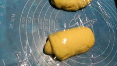 醒面时间为10～15min，然后切成大小约30g的面团，用擀面杖擀成长条，将食材2的材料混合均匀，用软刷在长条上均匀刷一遍，然后卷起来，一定要卷紧实些。