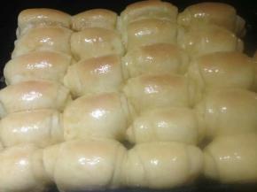 发面到两倍大后，放入烤箱，上下温度设定为160度，20分钟。取出在表面在刷一层材料2。放入烤箱160度，3分钟取出，用空调冷风冷去30s。
动手试一下吧，第一次尝试这样的配方，感觉有点像蛋糕的口感，主要的一点，有百利甜那一股奶香酒味。
小心咯，吃多了会醉的！嘿嘿