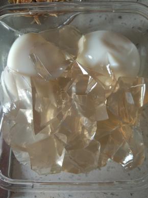 两个煮熟的鸡蛋。石花菜半块切碎，放在饭盒里