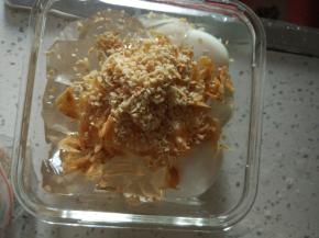 虾皮，花生碎放进饭盒