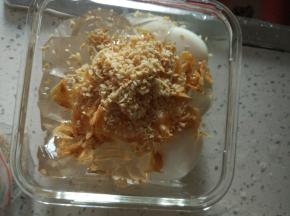 虾皮，花生碎放进饭盒