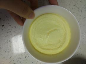 蛋液凝固，拿出去掉保鲜膜