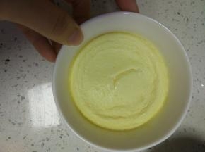 蛋液凝固，拿出去掉保鲜膜