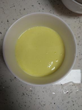 倒入耐热容器内，包上保鲜膜