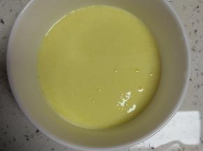 倒入耐热容器内，包上保鲜膜