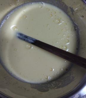 鸡蛋打散，加入酸奶拌匀