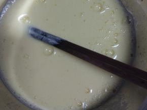 鸡蛋打散，加入酸奶拌匀