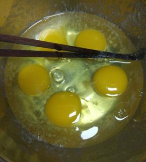 鸡蛋打入大的容器内打散