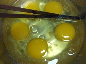 鸡蛋打入大的容器内打散