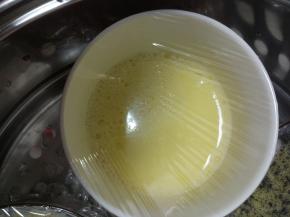 加入清水，搅拌匀，蛋和水的比例1:1.2，倒入耐热容器内