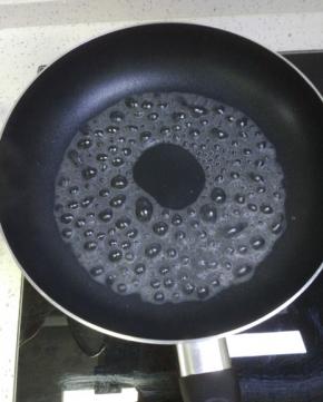 不粘锅里面放能覆盖一平锅底的水，烧开