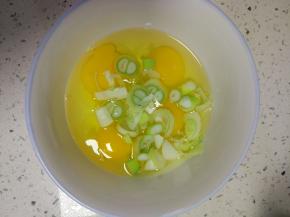 鸡蛋里面放入葱花，一点盐，打散