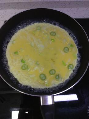 蛋液倒入平底锅内