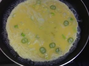 蛋液倒入平底锅内