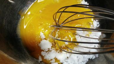 蛋白蛋黄分离，蛋黄加15g砂糖，拌匀