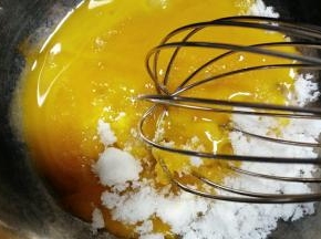 蛋白蛋黄分离，蛋黄加15g砂糖，拌匀