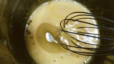 加玉米油，拌匀