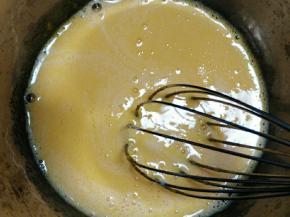 加入牛奶，拌匀