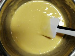 筛入低粉，以炒菜的方式翻拌均匀，加盐，翻拌均匀