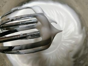 蛋白分三次加糖打至小弯钩状态