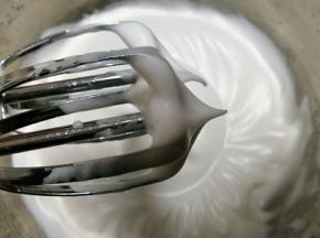 蛋白分三次加糖打至小弯钩状态