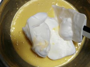 取1／3蛋白霜到蛋黄糊里，翻版均匀，再取1／3蛋白霜到蛋黄糊里，翻版均匀