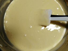 把蛋黄糊倒入剩余的1／3蛋白霜里，翻版均匀