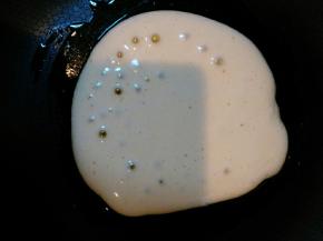 由于非不粘锅，（不粘锅不用刷油，注意火候出来面皮很漂亮）底部有刷油，再冷锅状态下倒入面糊，小火，出现很多小气泡后翻面再煎一分钟，出锅。