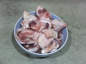 新鲜猪前腿洗净斩件