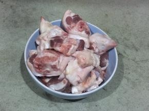 新鲜猪前腿洗净斩件