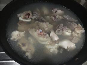 猪前腿倒入锅中绰水