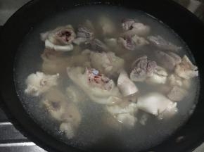 猪前腿倒入锅中绰水