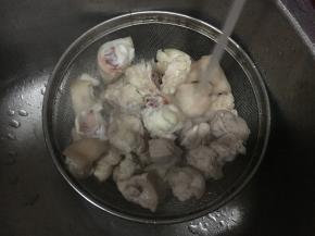 可用凉水浇淋，以增加肉质弹性