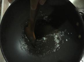 热锅下油，加入3-5勺白糖，炒出焦糖色