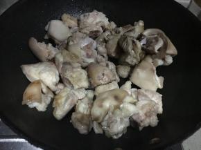 猪前腿倒入锅中，不断翻炒，约翻炒5分钟左右