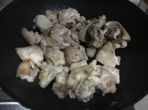 猪前腿倒入锅中，不断翻炒，约翻炒5分钟左右