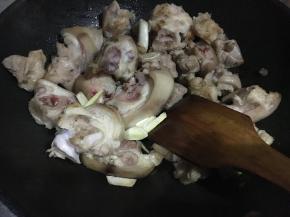 加入蒜瓣、倒少量白醋一起翻炒5分钟