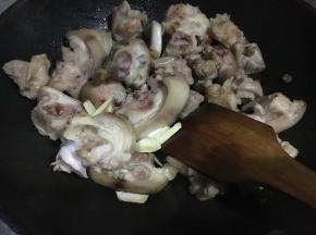 加入蒜瓣、倒少量白醋一起翻炒5分钟