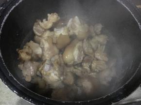 电饭煲洗净后，将猪前腿倒入电饭煲中