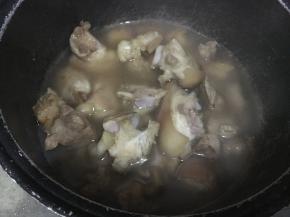 倒入热水，约能大部分覆盖猪手为佳，然后按下煮饭键，等待收汁