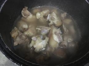 倒入热水，约能大部分覆盖猪手为佳，然后按下煮饭键，等待收汁