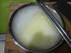 鸡蛋加水加盐搅匀，最好用温开水