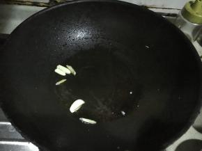 热锅下油加蒜瓣爆香