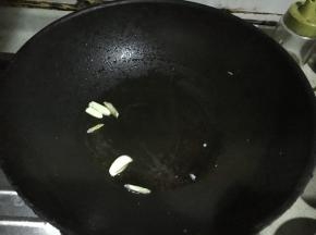 热锅下油加蒜瓣爆香
