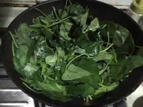 倒入番薯叶翻炒5分钟