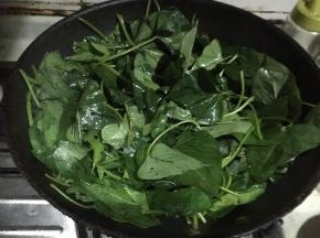 倒入番薯叶翻炒5分钟