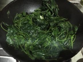 加盐调味，再反复翻炒片刻