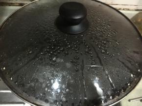 加水下锅，等水沸，然后撒点油