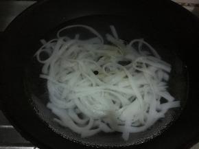 水滚后倒入河粉