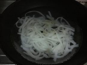 水滚后倒入河粉